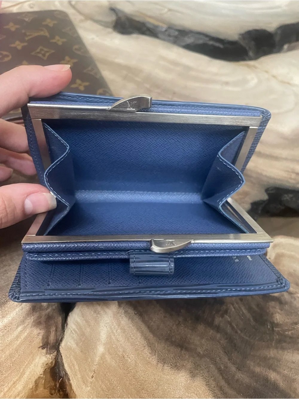 Louis Vuitton Epi kisslock compact wallet blue like new brushed silver